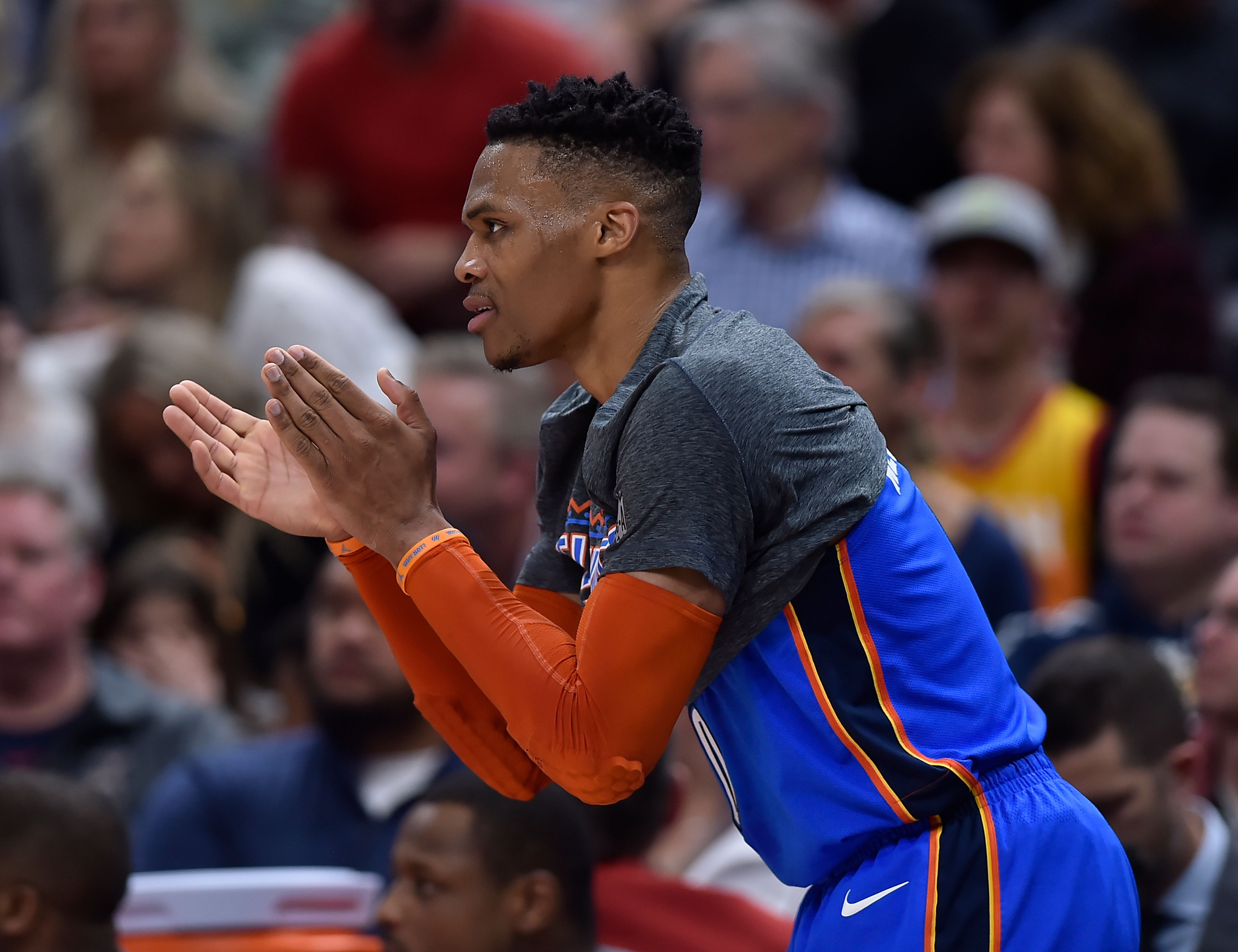 后防线倍感 后防线倍感